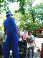 Blue Man Stelzenlauf Wasser