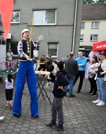 Bauarbeiter auf Stelzen Stelzenwalkact
