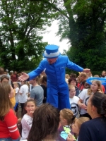 Blue Man Stelzenläufer Action