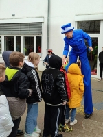 Stelzenlauf Blau Kinderunterhaltung